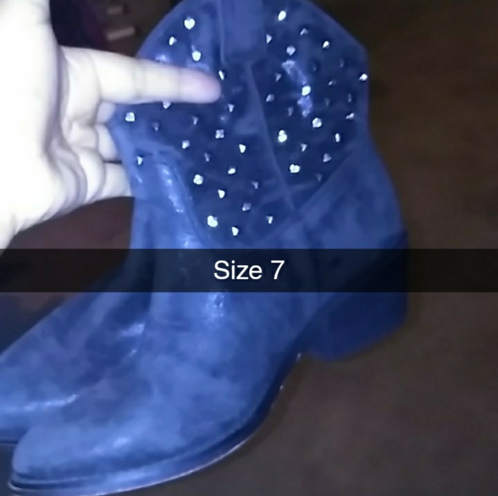 Womens boots size 7 i don't know the brand